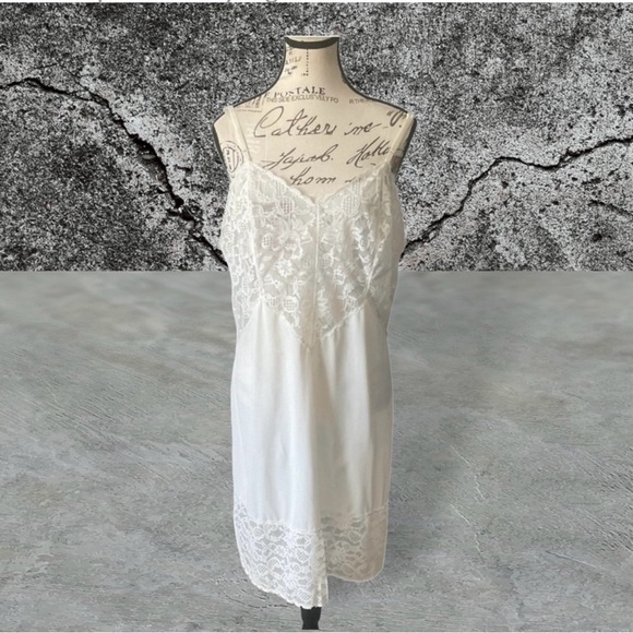 Vanity Fair Vintage 1960’s Era Embroidered Full Dress Slip Off White Siz… - Picture 1 of 10